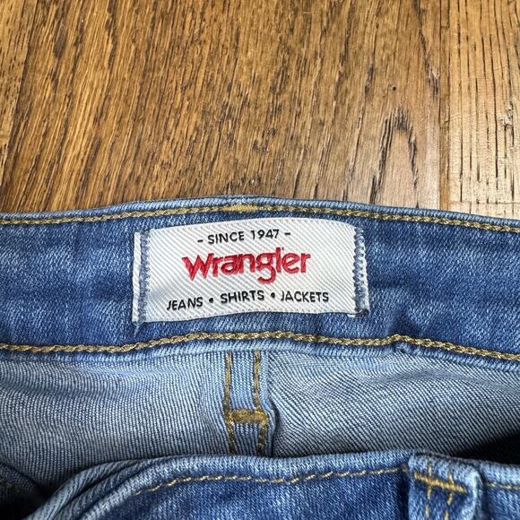 Wrangler Women's High Rise True Straight Jean Size 10x34L Med Wash MT1STRK - Picture 2 of 9